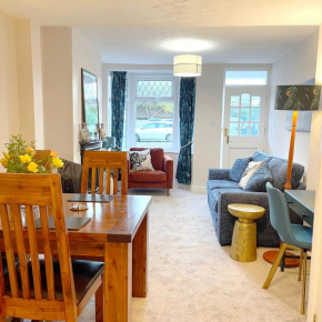 Brickyard Cottage in vibrant riverside village, stylish interior free street parking